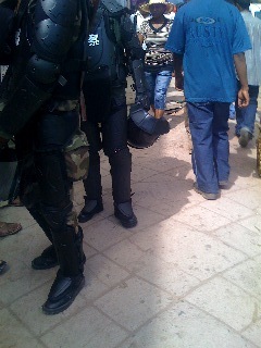 Policiers avec équipements de protection