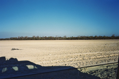 Route nationale et plage se confondent